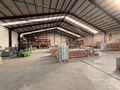 Op een strategische locatie aan de Grote Steenweg 50 te Waarloos bieden wij dit magazijn te huur aan. Dankzij de vlotte verbinding met de E19 en de nabijgelegen op- en afritten van Rumst en Kontich geniet het pand van een uitstekende bereikbaarheid.
Het