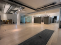 Deze kantoorruimte/showroomruimte van ca. 276 m&sup2; bevindt zich op een absolute toplocatie aan de Leopold De Waelplaats, in het hart van het bruisende Antwerpen Zuid. De gelijkvloerse unit is gelegen onder de kantoren van projectontwikkelaar Vooruitzicht e