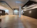 Deze kantoorruimte/showroomruimte van ca. 276 m&sup2; bevindt zich op een absolute toplocatie aan de Leopold De Waelplaats, in het hart van het bruisende Antwerpen Zuid. De gelijkvloerse unit is gelegen onder de kantoren van projectontwikkelaar Vooruitzicht e
