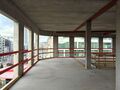Het betreft de verhuur van moderne kantoorruimtes in het nieuw ontwikkelde gebouw “Lennert Van Leemput”, gelegen op een iconische hoeklocatie aan de Frankrijklei 15, 2000 Antwerpen (hoek De Keyserlei / Frankrijklei). Dit gebouw onderscheidt zich door
