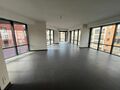 Op een perfecte locatie, vlakbij het station en met een vlotte verbinding naar de op- en afrit van de E19, bevindt zich deze nieuwe en hoogwaardig horizontaal afgewerkte kantoorruimte van ca. 96 m&sup2;.

Via de lift bereikt u rechtstreeks het kantoor vanuit 