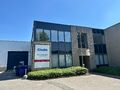 Het betreft de verhuur van een representatieve KMO-unit op een zeer centrale locatie te Aartselaar, met een vlotte verbinding naar de A12.
De unit omvat ca. 730 m², bestaande uit 430 m² opslagruimte met mezzanine en 300 m² kantoorruimte. De unit heef