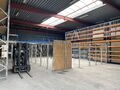 Het betreft de verhuur van een representatieve KMO-unit op een zeer centrale locatie te Aartselaar, met een vlotte verbinding naar de A12.
De unit omvat ca. 730 m², bestaande uit 430 m² opslagruimte met mezzanine en 300 m² kantoorruimte. De unit heef