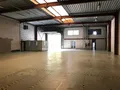 Het betreft de verhuur van een representatieve KMO-unit op een zeer centrale locatie te Aartselaar, met een vlotte verbinding naar de A12.
De unit omvat ca. 730 m², bestaande uit 430 m² opslagruimte met mezzanine en 300 m² kantoorruimte. De unit heef