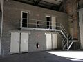 Op deze polyvalente bedrijfssite bieden wij momenteel een magazijn aan van ca. 100 m² met een vrije hoogte van ca. 6 meter. Dit magazijn geniet een uitstekende ligging nabij de Antwerpse Ring en het Albertkanaal. Op de site worden verschillende aanvullen