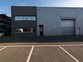 Het betreft de verhuur van een KMO-unit gelegen in industriezone De Zaat in Temse. Deze gunstige ligging nabij zowel op- en afrittencomplex Temse van de E17, als de N16 en de A12, zorgen voor een vlotte ontsluiting naar Antwerpen en Brussel.&nbsp;

De unit he