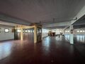 Langs de zijkant van het gebouw kan er eenvoudig geladen en gelost worden via een laadbrug. Vervolgens kan de stockage via twee functionele goederenliften naar het tweede verdiep worden gebracht.

- Oppervlakte: ca. 2.300 m&sup2;
- Vrije hoogtes:
Laagste punt