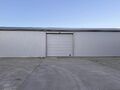 Op deze schitterende locatie te Antwerpen Ekeren, vlakbij het op- en afrittencomplex van de A12, bieden wij dit bedrijfsgebouw te huur aan. Het eigendom is gelegen in agrarische zone met een vergunning voor passieve opslag.
Het pand omvat ca. 1 856 m²