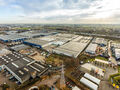 Dit strategisch gelegen magazijn bevindt zich in Industriepark-West in Sint-Niklaas, op slechts 2 km van op- en afrit 15 van de E17. Dankzij deze centrale ligging zijn Antwerpen, Gent en de omliggende regio’s via de N16 vlot bereikbaar. De site geniet b