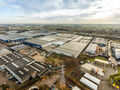 Dit strategisch gelegen magazijn bevindt zich in Industriepark-West in Sint-Niklaas, op slechts 2 km van op- en afrit 15 van de E17. Dankzij deze centrale ligging zijn Antwerpen, Gent en de omliggende regio’s via de N16 vlot bereikbaar. De site geniet b