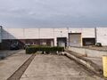 Dit strategisch gelegen magazijn bevindt zich in Industriepark-West in Sint-Niklaas, op slechts 2 km van op- en afrit 15 van de E17. Dankzij deze centrale ligging zijn Antwerpen, Gent en de omliggende regio’s via de N16 vlot bereikbaar. De site geniet b